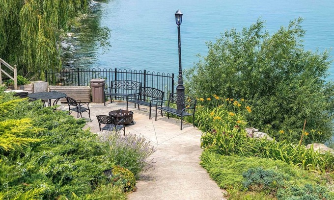 Grimsby House | Private Ontario Lakefront Estate House - Indoor Heated Pool - Near everything