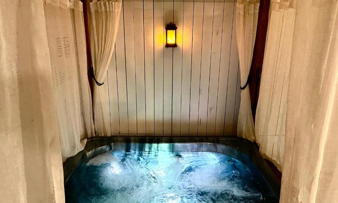 Coolum Beach House | Private Outdoor Spa, Fire Pit - THE RETREAT COOLUM BEACH