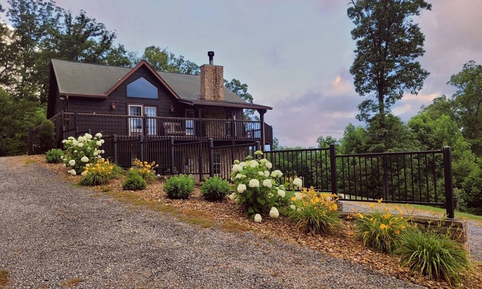 Gatlinburg - Pigeon Forge Ski Chalet | Private & Peaceful, Family Friendly, Great Views, Clean and Cared for!