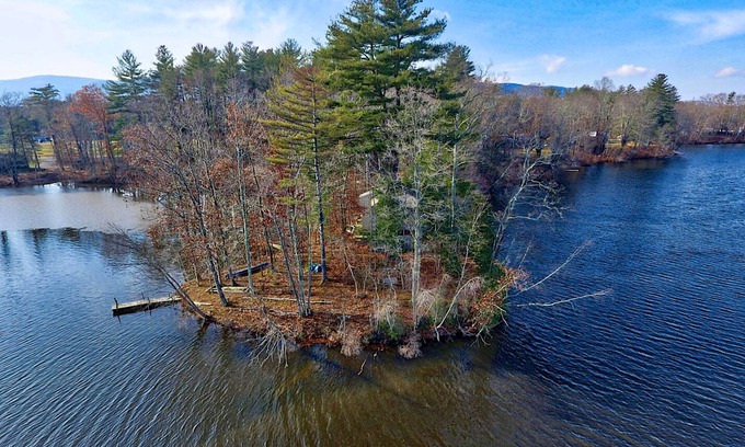 Sheffield House | PRIVATE PENINSULA 2ac surrounded by water min from hiking skiing theater music