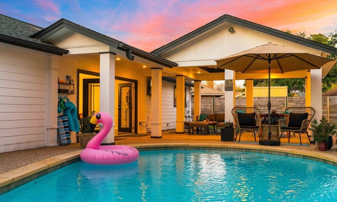 North Austin Civic Association House | Private Pool - 15 min Downtown - 3 min to Domain, Breweries & Q2 Stadium.