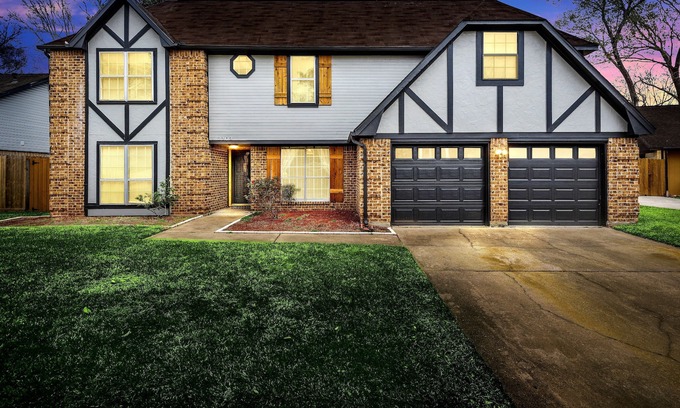 Pearland House | Private Pool, Hot Tub, Makeup Station, 75" TV, 5 Bedrooms, Fenced In Back Yard.
