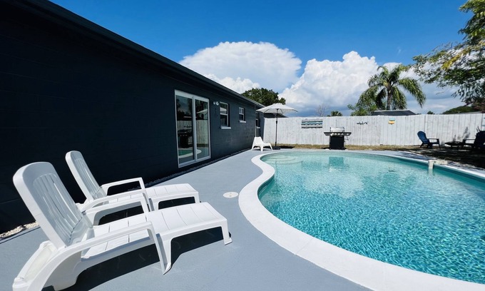 The Lakes House | Private Pool Villa 15 minutes from the Beach