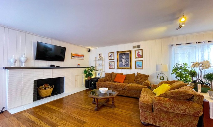 Westlake House | Private, Quiet, and Furnished Home Away from Home by the Olympic Golf Course