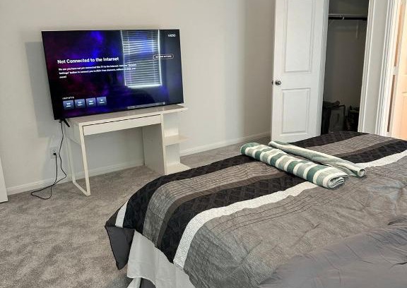 Kyle House | Private Room with Ensuite Bath