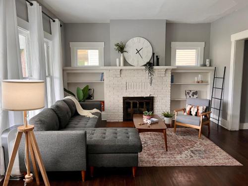 Vine House | Private Rooms Near WMU/K College, Blackout curtains, Close to Downtown!