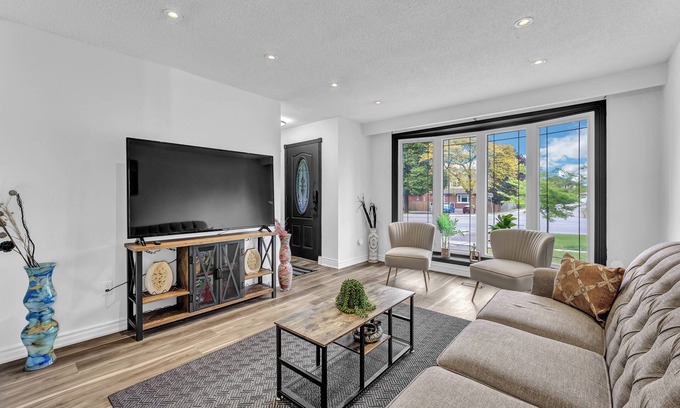 Hamilton House | Private & Spacious 6BR Home ~ Hamilton ~ Comfort