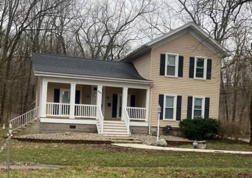 Mishawaka House | Private & Spacious Home 5 miles from Notre Dame