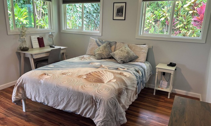 Hakalau Apartment | Private Studio, 10 min walk to Hakalau Beach, Hamakau Coast. 15 min to Honoli'i