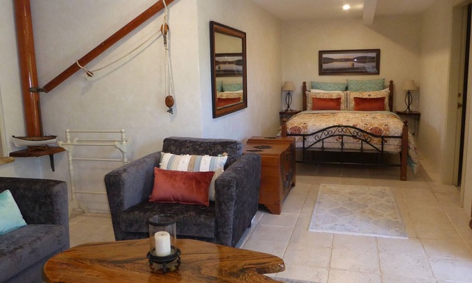 Hunters Hill Apartment | Private Studio below Stunning Heritage Cottage with own entrance