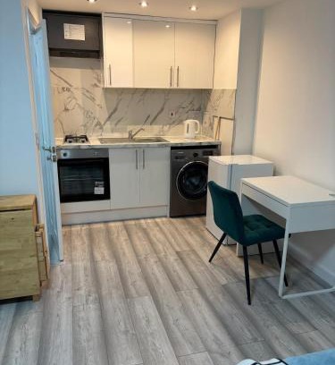 Moffat Apartment | private Studio with its own kitchen and bathroom