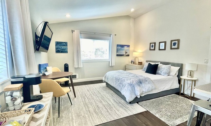 Edmonds Apartment | Private Studio with Seaside Charm! Full Kitchen, Walk to Town!