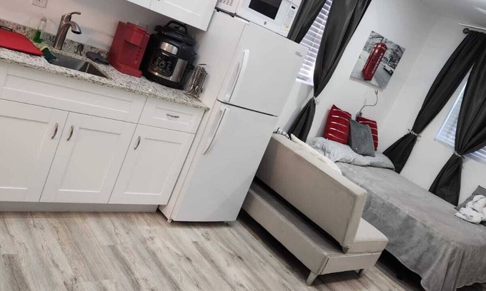 Lake Worth Apartment | Private studio with working space, in Lake Worth Beach
