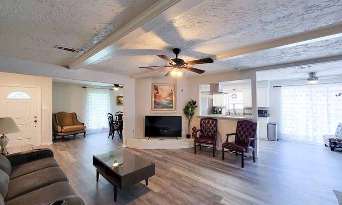 Meadows Place House | Private Swimming Pool ! 20 Mins to Downtown/MDC !