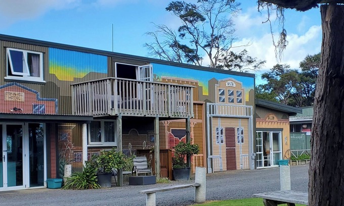 Coromandel House | Private,Unique,Old Memroabilia, Rustic,Sea View,Sunsets,Playground,Pets ok WIFI