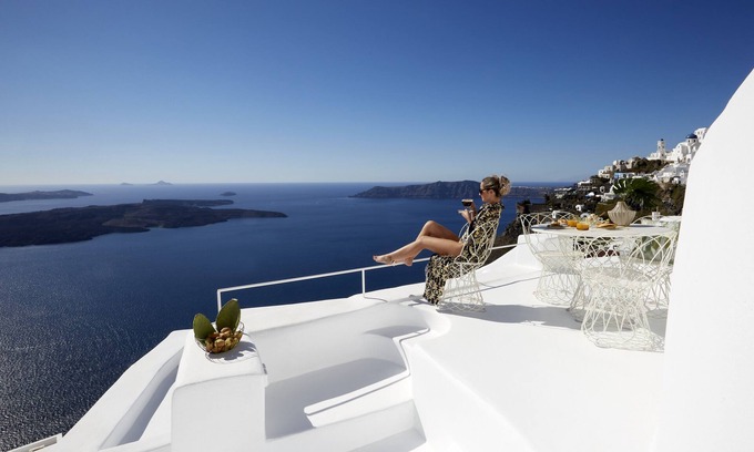 Imerovigli Villa | Private villa with amazing views of the volcano and caldera