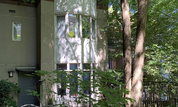 Coal Harbour House | Private West Coast Townhouse in the Heart of Coal Harbour - Courtyard Secure