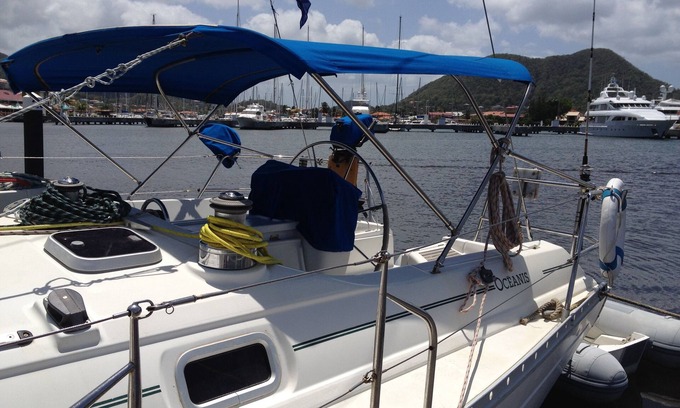 Gros Islet Boat Rental | Private yacht, day sail and houseboat