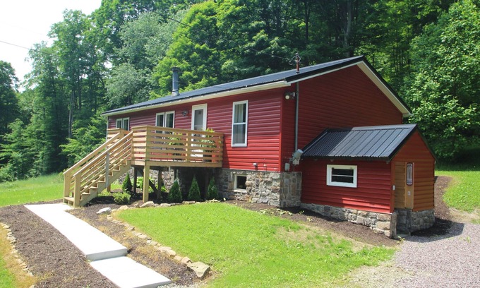 Jefferson Township Cottage | Private Year Round Getaway--Close to Ski Resorts, Fallingwater--with Hot Tub!