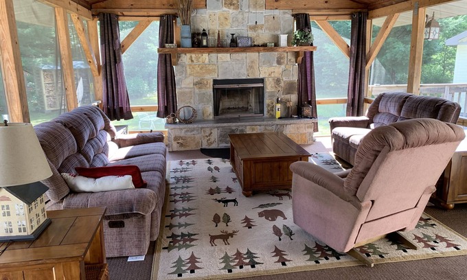 Necedah House | PROMO Family & pet friendly house in forest,fast Wi-Fi,5min to Castle Rock Lake