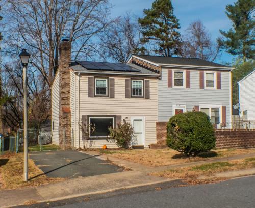 Fifeville House | Prospect Hill Cville House share with private bath in quiet comfort home
