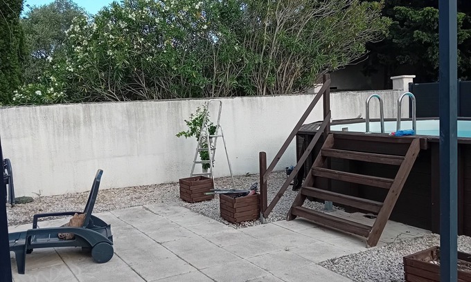 Morieres-les-Avignon Villa | Provencal villa near Avignon with above-ground pool