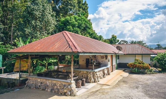 Lundu House | Providing mountain views, a shared lounge and barbecue facilities.