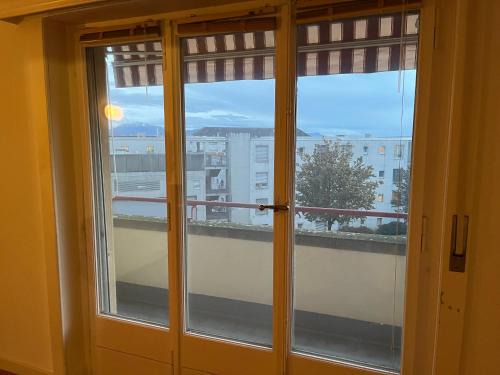 Lausanne Apartment | Proximity to the center with a view