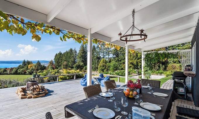 Mount Ruapehu Ski Area Cottage | Pukawa Country Lodge - Pukawa Bay Holiday Home