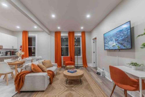 Upper Roseville Apartment | Pumpkin Premise by Airport, 5 beds, Sleeps 8, Book 7 days, Get 20 Percent OFF