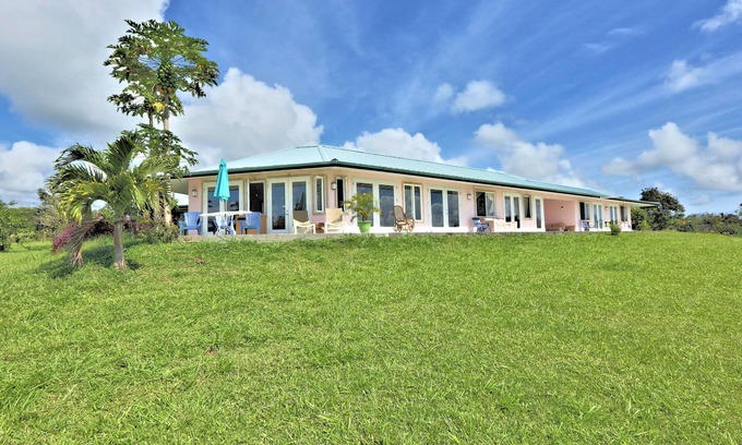 Papaikou House | Puumoi Pink House, 3 bedroom home with sunrise and ocean view.10 minutes to Hilo