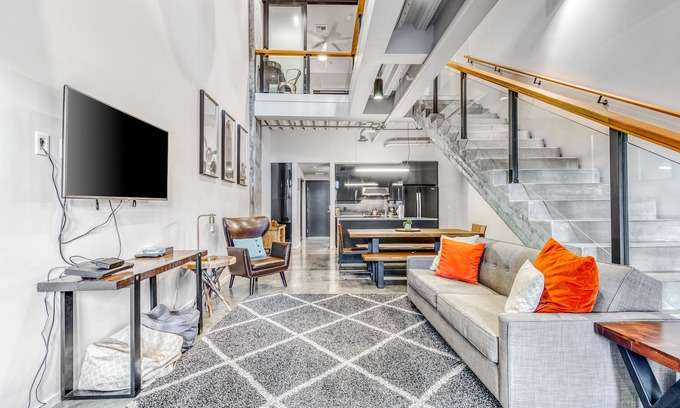 Uptown Apartment | Q21