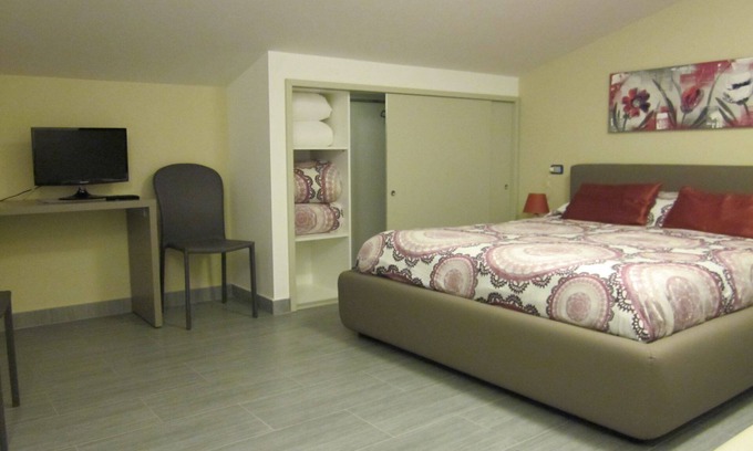 Campolattaro Hotel | Quadruple Room Delux - Bedroom with lake view
