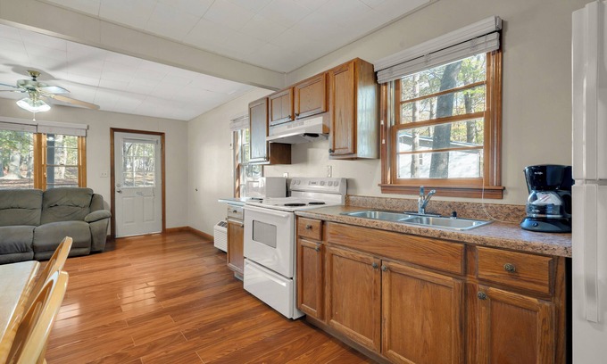 Jamestown Cabin | Quaint 3 Bedroom Rustic Cabin 1/2 Mile from Marina and Boat Ramp! #417