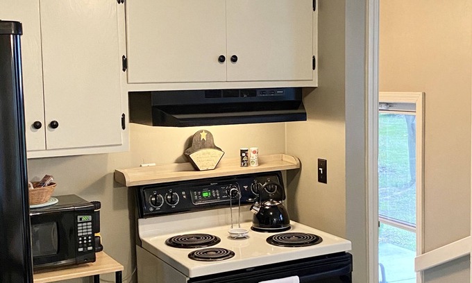 Quarryville Cottage | Quaint & a Big back yard 2-bedroom cottage just 18 minutes from Dutch Wonderland