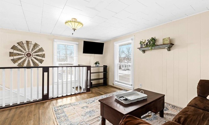 Fenton House | Quaint Cottage 2 Bedroom Unit in Downtown Fenton