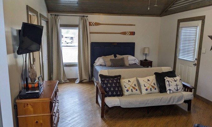 Camden Cottage | Quaint Cottage in Birdsong Creek/KY Lake/TN River. Short and Long-term rental