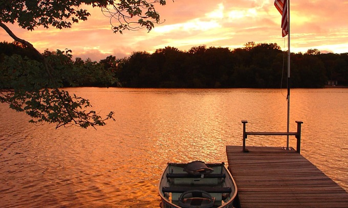 Bethlehem Village Cottage | Quaint cottage located directly on Long Meadow Pond
