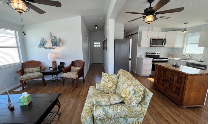 Iona House | Quaint Cottage! Peaceful 2 Bedroom, 1 Bath home with AC in Fort Myers