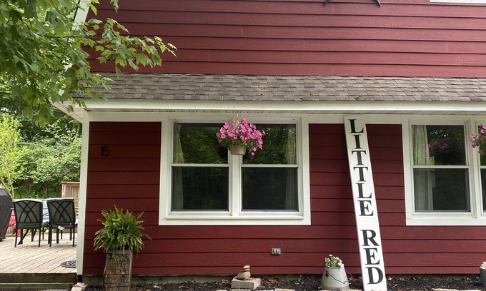 Middletown House | Quaint country house nestled in the woods