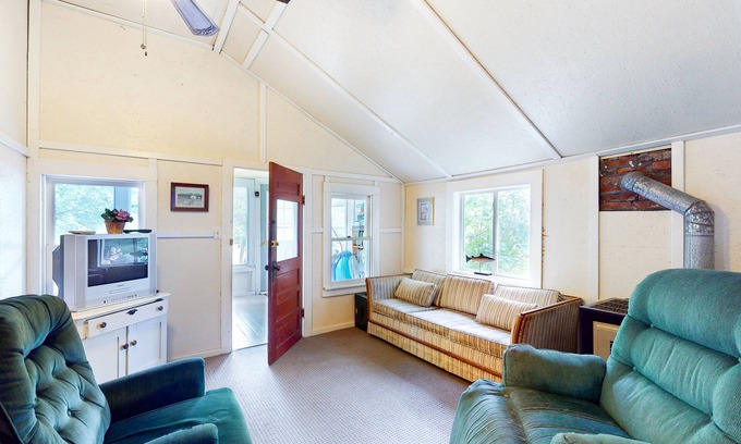 Poultney Cottage | Quaint, friendly cottage with lakefront location & water views