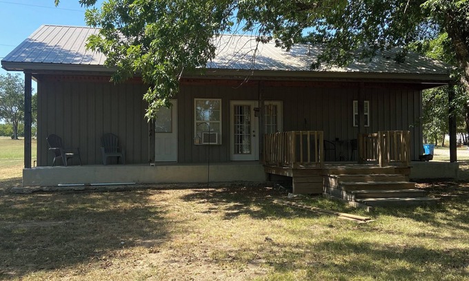 Clarita House | Quaint, handicap accessible house in serene Lehigh, classified as a ghost town.
