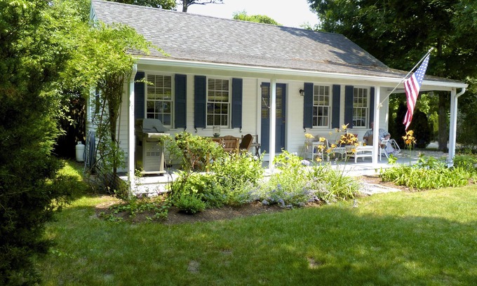 Edgartown House | Quaint Martha's Vineyard Guest Cottage -Edgartown-walk to restaurants and shops