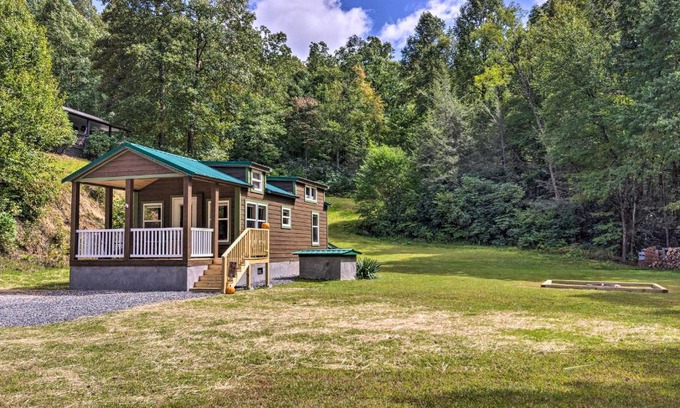 Brevard House | Quaint Mtn Cabin Tiny Living Near Big Adventure