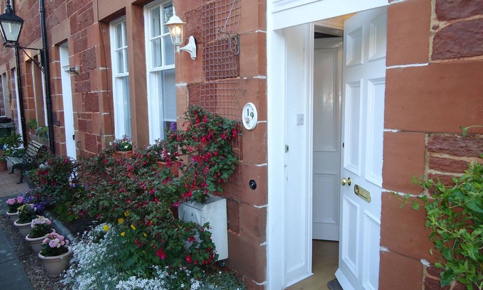 North Berwick Cottage | Quaint railway cottage close to beach and high street - 5* guest rated.