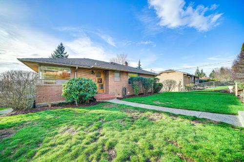Renton House | Quaint Renton Home about 15 Mi to Downtown Seattle!