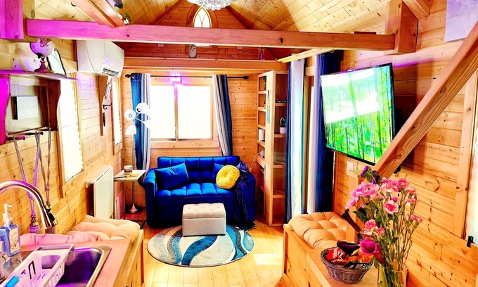 Clarkdale Cabin | Quaint & Spacious Tiny House: Gorgeous Decor, Near ATL Airport, Midtown & Sports