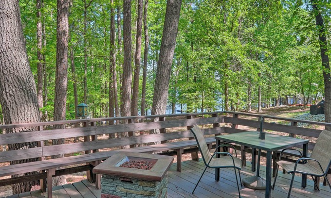 Tignall Cabin | Quaint Tignall Cabin w/Deck & Private Dock!