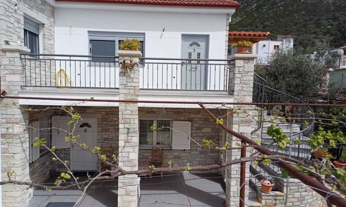 Delvine House | Quaint Village Getaway - Mountain & Ocean Views