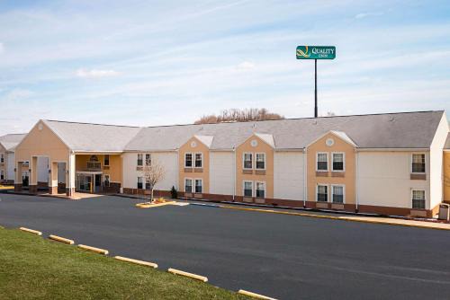 Kingmont Hotel | Quality Inn Fairmont